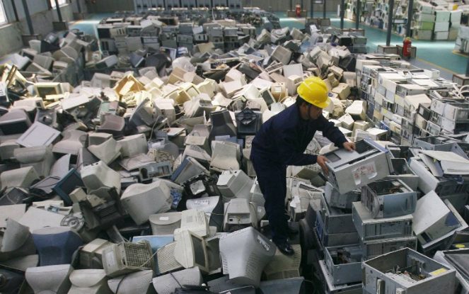 电子垃圾中的重金属超标会对身体和自然环境造成什么伤害