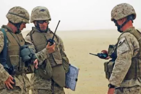 摩托罗拉军刀对讲机拆解评测，美国大兵的装备