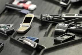 有人专门到农村回收“废旧智能手机”，收来干啥？