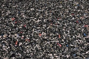 “每年都换新手机”背后的环保危机