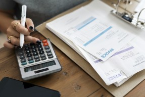 网上贷款说我银行卡错误资金冻结,汇总十款2024年网贷新规